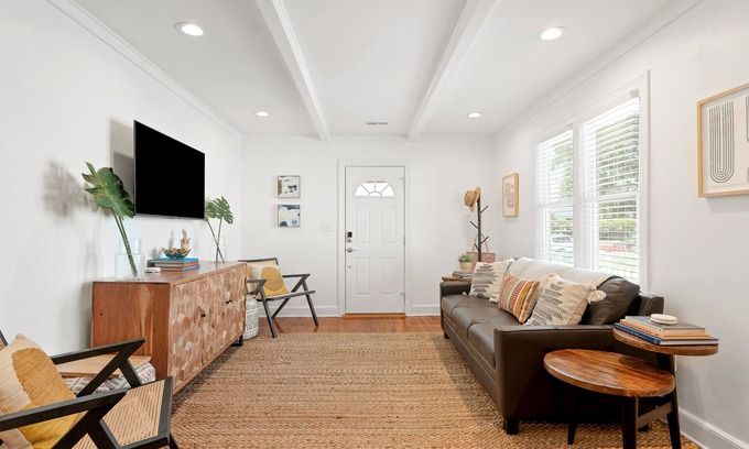 North Charleston House | One block from Park Circle Restaurants & Bars!