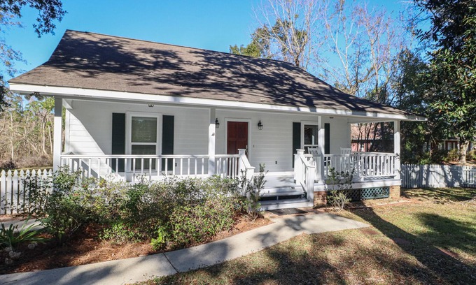 Pass Christian Cottage | One block to beach - Kids Welcome - Great Rates - Cozy Cottage - Easy bookingn