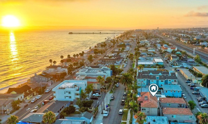Townsite Condo | One Block To Ocean | 2BR Condo | Beach Gear | AC | Garage