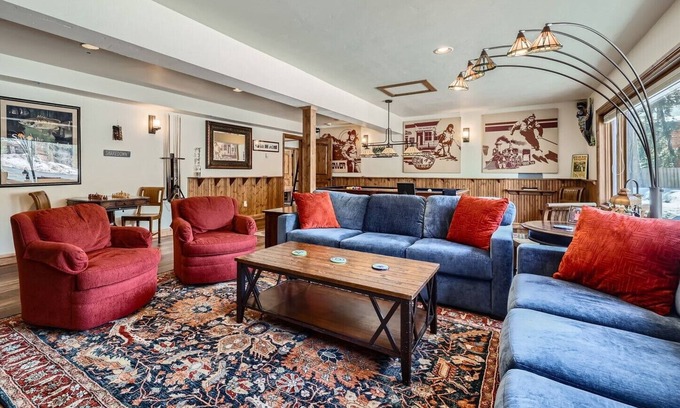 Frisco House | ONE BLOCK to restaurants, bars & free bus to Breck & Copper. Hot tub/pool table!