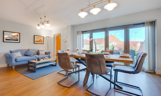 Holt House | One Brightwell Close