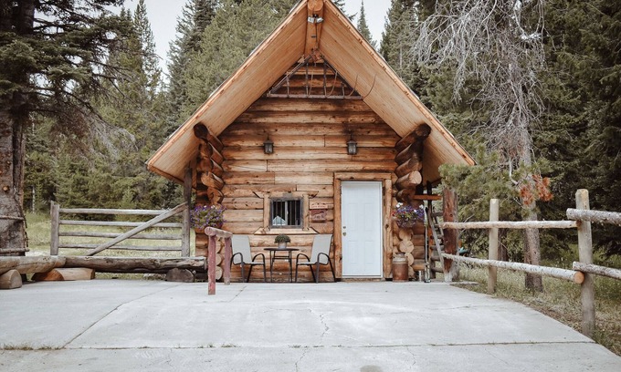 West Yellowstone Cabin | One of a kind, rustic cabin with rodeo and private pond on site~7 miles to YNP!