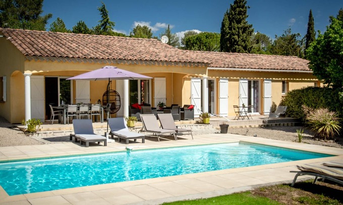 Bagnols-en-Foret House | One-storey villa with air conditioning and pool