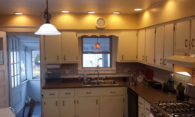 Lakewood Apartment | Only 5 miles from CLE
