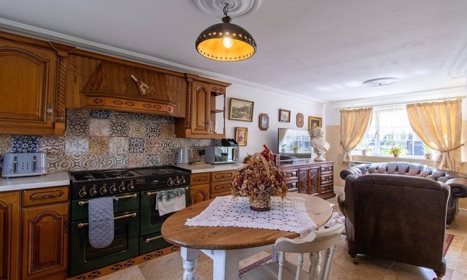 Havant House | Open Mind Property - Cottage Style Cosy House