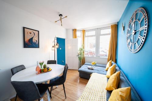 Portsmouth House | Open Mind Property - HotTub, 7 Guests & Parking
