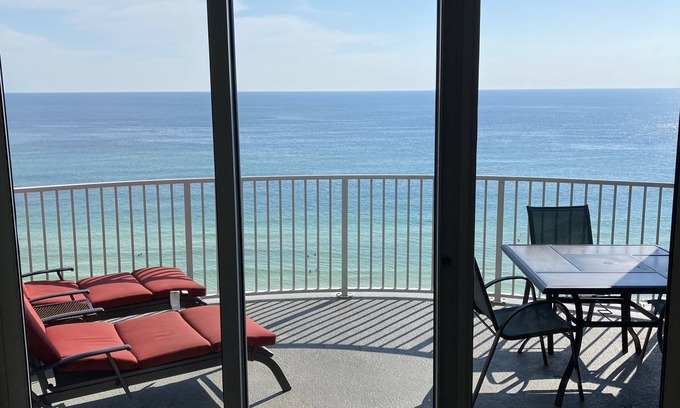 Long Beach Condo | OPEN Oct 23-Nov 1 Condo on the beach; Two free beach chairs Mar-Oct