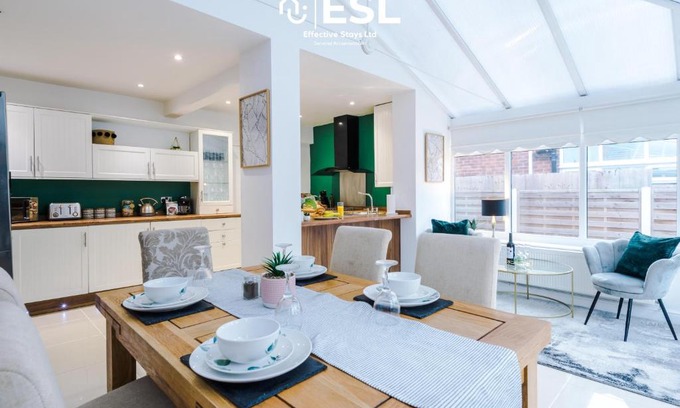 Blacon House | Open Plan - 3 Bedroom House - Garden and Outdoor Seating - Driveway Parking - Short Drive to City Centre