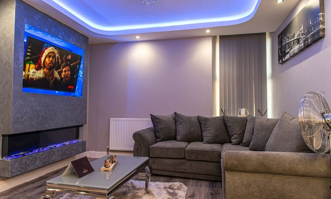 Huddersfield Apartment | Optimal Apartments - The Celestial Suite