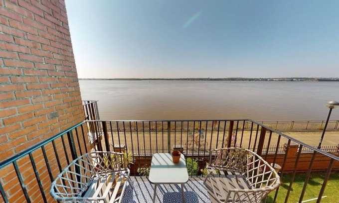 Liverpool Apartment | Orange Rentals | Stunning views | 2BR Apartment | Sleeps 6