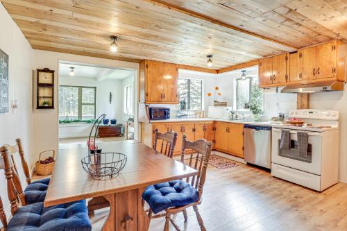 Gates House | Oregon Vacation Rental about half Mi to Santiam River!