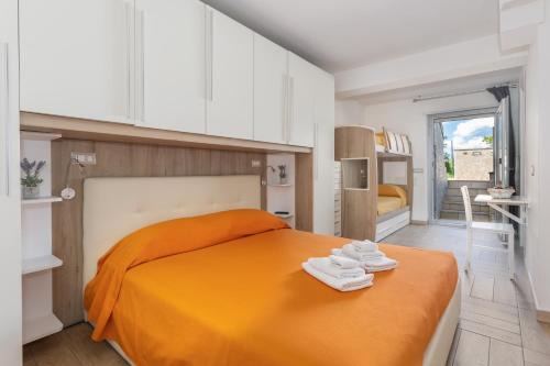 Oristano House | ORISTANO CAMERA ARANCIO max 3pers,BAGNO,USO CUCINA