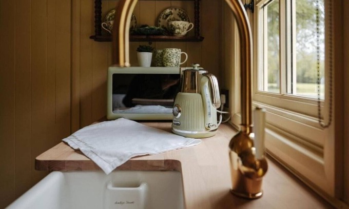 Great Yarmouth Ski Chalet | Ormesby Manor - Shepherd's hut Gardener