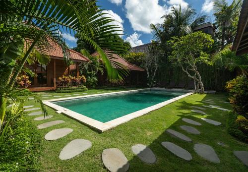 Batu Bolong Resort | Orora Bungalows