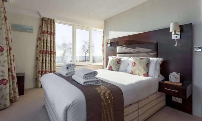 Westbourne Apartment | Ospreys - With a balcony and within a short walk of the beach