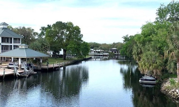 Homosassa House | Otter Shack! The perfect waterfront getaway in Old Homosassa!