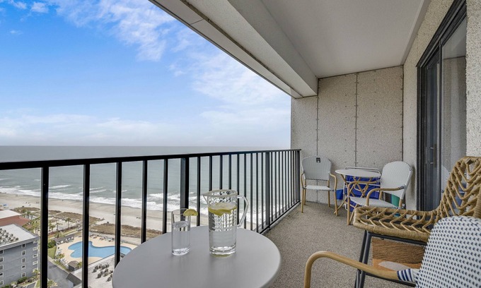 Myrtle Beach Condo | Outdoor/Indoor Pool! Lazy River! Spacious!