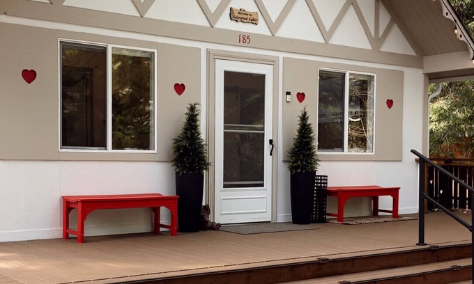 Ashford Cabin | Outdoor Retreat: AC-Firepit-Outdoor Living-RV Hook Up-Sport Court-WIFI-Patio,