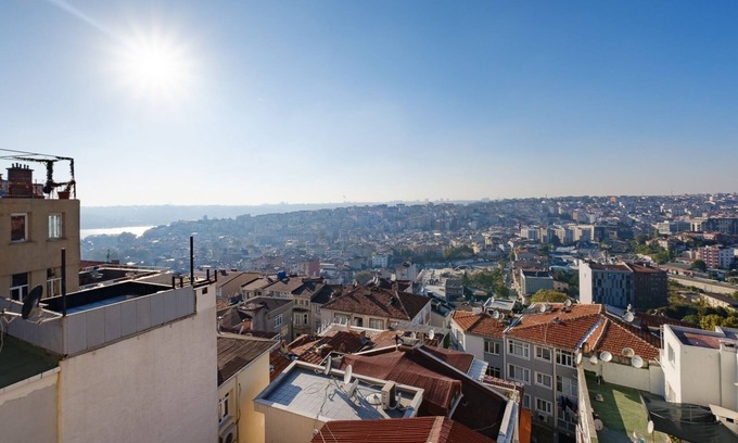 Beyoglu Apartment | Outstanding Flat With City and Sea View in Beyoglu