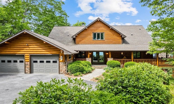 Maggie Valley Cabin | Outstanding Views! 5BR/4.5 BA/Sleeps 14, Hot-Tub, Pool Table!