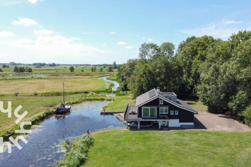 Blokzijl Villa | OV573 - Luxurious, modern holiday villa for 11 people on the water near Giethoorn