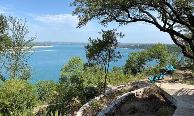 Hudson Bend House | 'Overlook Landing'- Lake Views! Hot Tub | Secluded