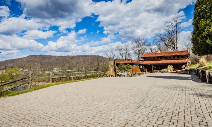 Confluence Cabin | OVR's Timber Ridge-Gorgeous Lodge located ON the GAP Trail in Confluence!