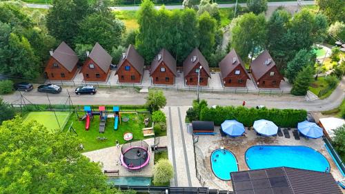 Wola Matiaszowa Ski Chalet | OW "Domki Matiaszówka" z PODGRZEWANYMI BASENAMI, kąpieliskiem ze zjeżdżalnią wodną, ogrodzonym placem zabaw i boiskiem
