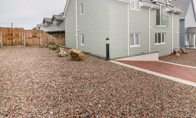 Wadebridge Apartment | OWL, pet friendly, luxury holiday cottage, with a garden in Padstow
