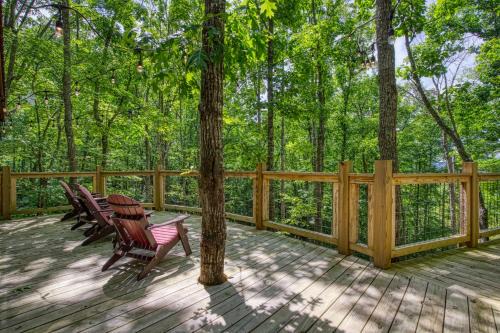 Gatlinburg - Pigeon Forge Ski Chalet | Owls Nest, Hot Tub, WIFI, Featured on Barnwood Builders, Free Attraction Tickets!