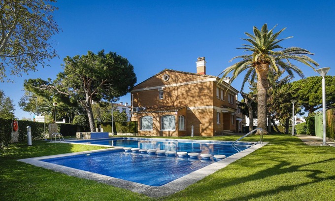Cambrils Ski Chalet | OXFOR - Terraced House with Communal Pool