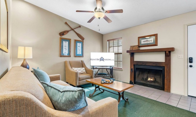 Kimberling City House | Ozark Mountain Retreat w Free Attraction Tickets-Table Rock Lake Access-Fireplace