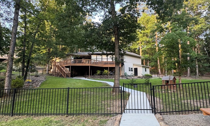 Hot Springs Village House | Ozzy's Oasis-100 FT LAKEFRONT-Private Dock, 3BR+Bunk Room/Sleeps 10. Fenced Yard