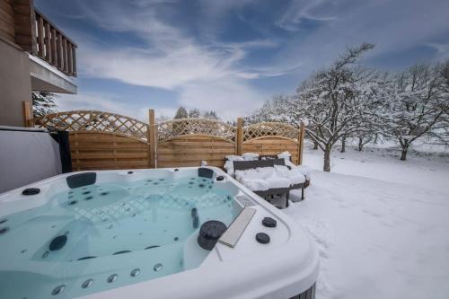 Gerbepal Ski Chalet | Pétillant Chalet aux 3 étangs avec SPA, Sauna et Véranda