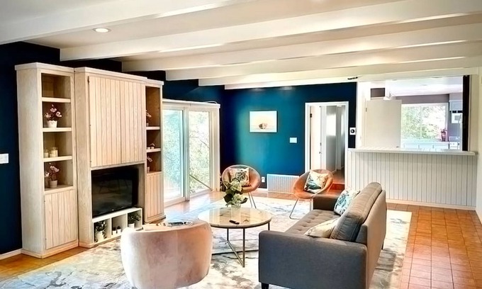 Calabasas House | Pacific Dreams at Woodland Hills Distinguished 8 Br 6 5 BA Residence With Pool and Spa Sleeps 16