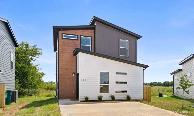 Centerton House | Pacific Palace-2bed/2.5bath Home in Centerton