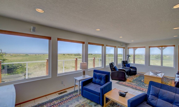 Long Beach House | Pacific Paradise -Ocean & beachfront/Dog friendly