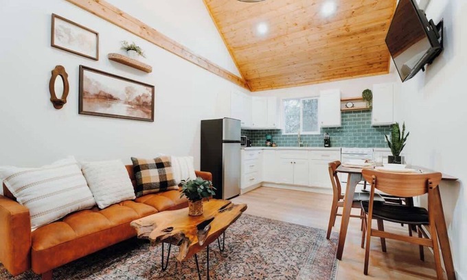 Packwood Apartment | Packwood's Summerland Suite