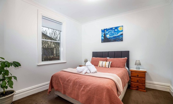 Orange Apartment | Paddington Villa 3 Close to town, Neat & Practical