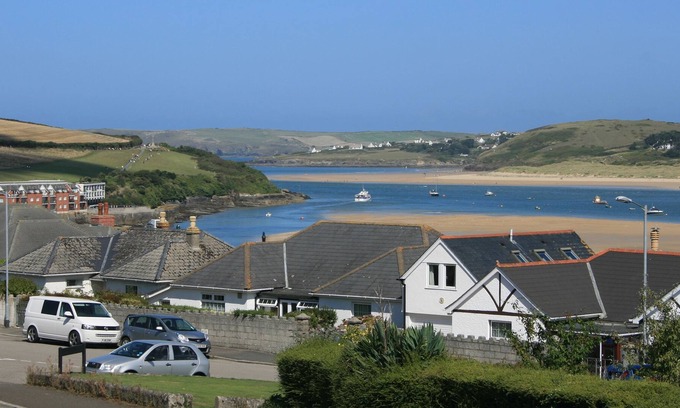Treator House | Padstow Town; Pet friendly, 3 Bedroom, 2 Bathm Bungalow & Fabulous Estuary Views