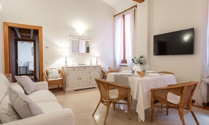 Historic Center Apartment | Paglia Tre, 2 bedroom apartment in the center of Bologna