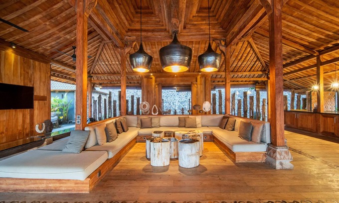 Banjar House | Palatial Wooden Villa, 4br, Lovina