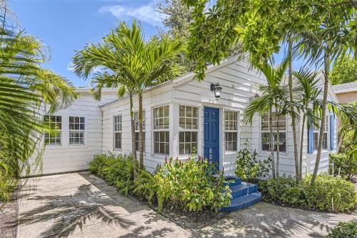 Flamingo Parks House | Palm Beach Oasis - Indulge in Garden Tranquility with Alfresco Dining