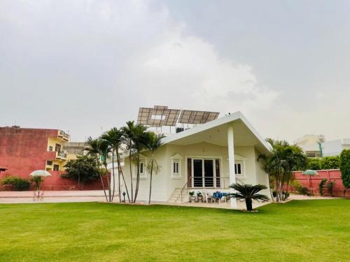 Jaipur District Villa | Palm Familia-6BHK Italian Farmhouse with Cook