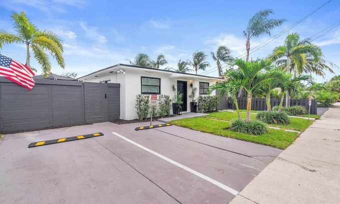Melaleuca Gardens House | Palm Paradise Oasis S