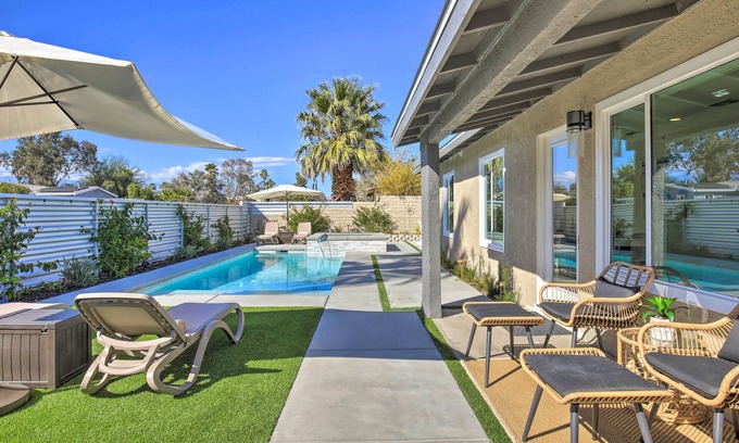 Palm Springs House | Palm Springs Pad w/Outdoor Kitchen + Views!
