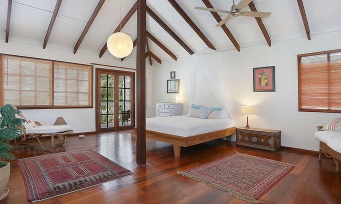 Wooloweyah House | Palmberry, A leafy oasis hidden away in the calm and quiet beach community