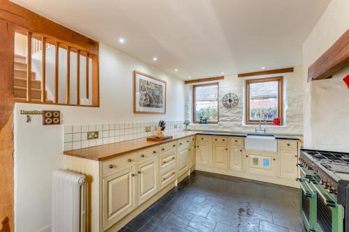 Dolgellau House | Pandy Farmhouse - Panoramic mountain views within Snowdonia's National Park - 4x4 Only