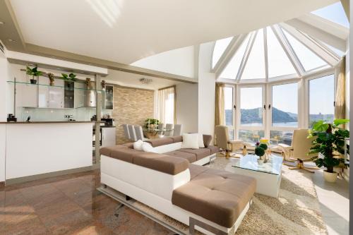 Ferencvaros Apartment | Panorama Dream Home w 3BDR, AC, Garage