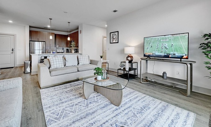 East Oak Hill Apartment | Panoramic 3BR/2BA Apt, 1G Wi-Fi, EV Charge